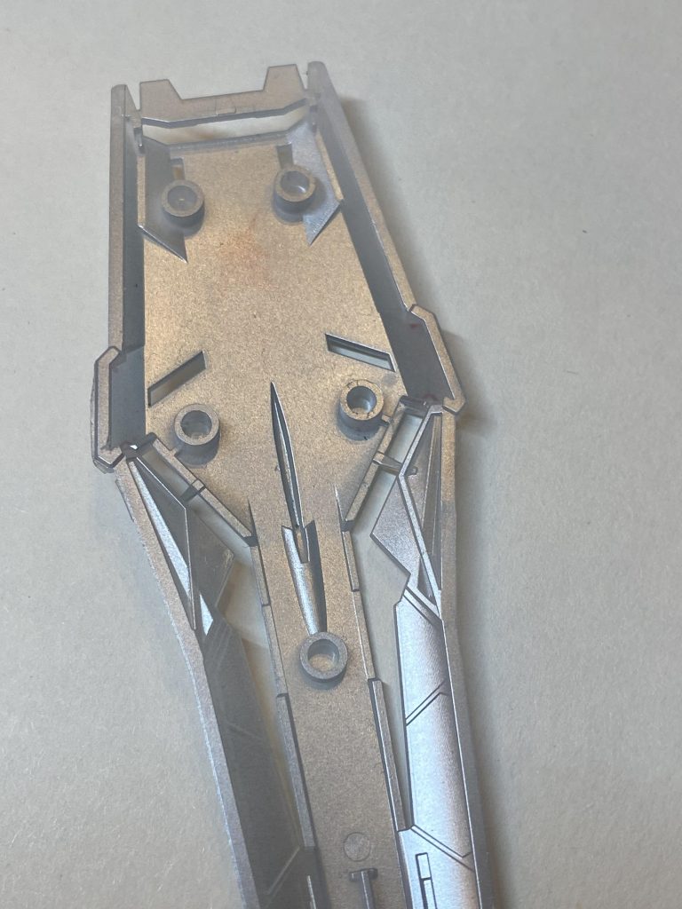 クリアパーツの裏にガンクロームを塗り、表には艶出しを吹いています。ちょっと色が暗くなっちゃいました🥲