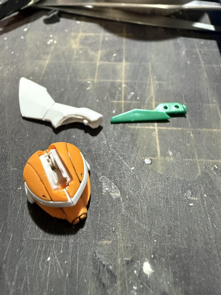 頭部は後ハメ加工でトサカの部分から切り落としてます