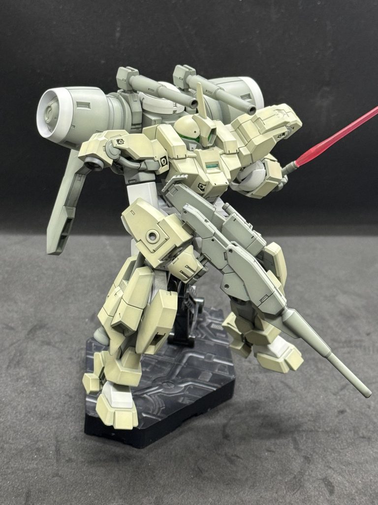 当初はウェザリングを入れる予定だったので、機体色はやや薄めに設定していました。ですが仕上がりが思いのほか気に入って、今回は汚さずこのまま飾ることにします。&nbsp;