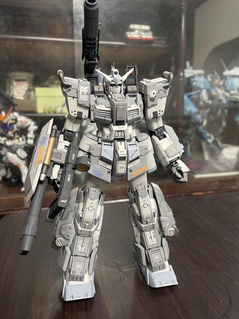 足が長すぎる気がしたのですが，内部フレームも一緒に短くするのは自分にはムリ！と判断したので、腰部フロントアーマーを2mm伸ばしてごまかしました👍さらに胸部は「小さっ❗️」と感じたので、左右2mmずつ合計4mmの幅マシとコックピットハッチのある部分の出っ張りを大きくし、頭は埋まった形になるように修正しました。