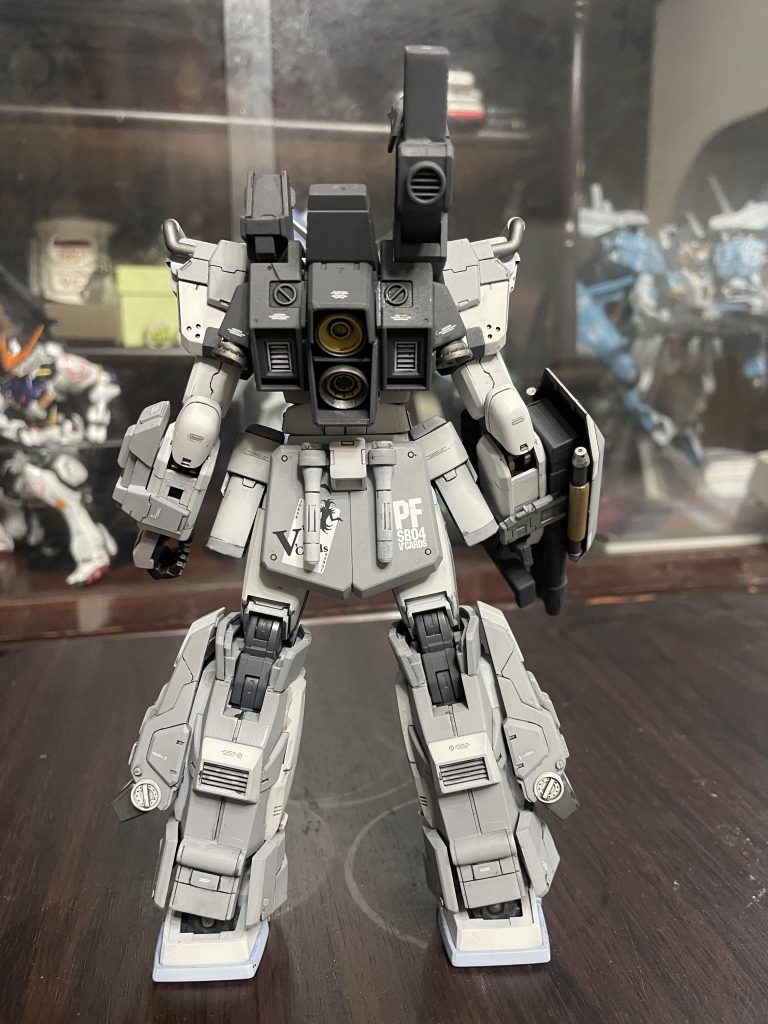 バックパックは標準の白いフィンのようなスラスターは好みでないので、パーニアに交換しています。