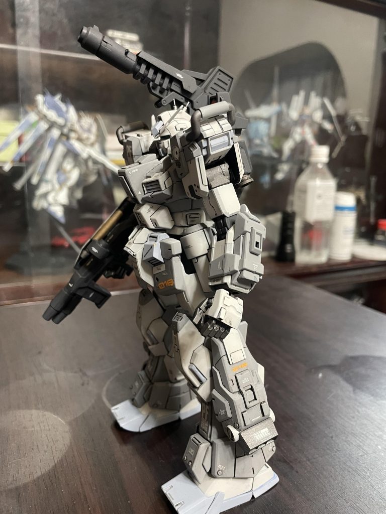 左腕のガトリング砲はつけてません。と言いたいところですが、パーツを間違えてしまい「付けられません😭」が真実です。(今塗装中)