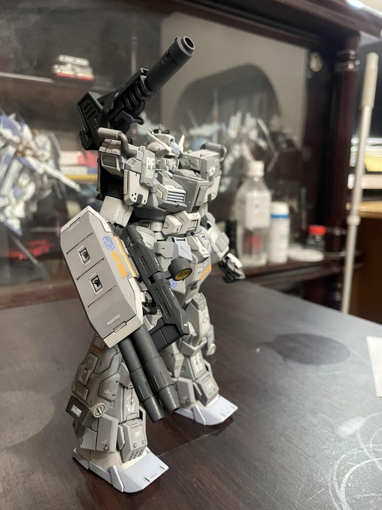 ビームライフル横のシールドに付属していた部品も好みでないのでつけてませんが、空いてる穴が「オプション付けられるよ」的な雰囲気があって好きです😊