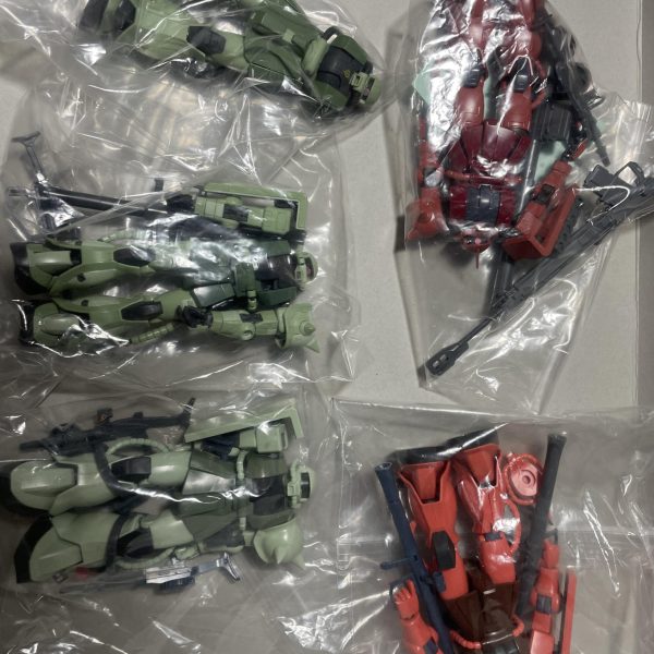 購入したのは、一昨年だったと思います。やっと出番が回って来ました😊前のジャンクザク復活計画とはまた違った感じて作りたいと思います。前回はMG、今回はHG、RG、オリジン版と3タイプあり、それぞれに不具合があるので関節固定&総出演の作品にしたいです。とは言え、ジオラマは作った事がないので、初挑戦に楽しみながらチャレンジしたいと思います😊まずは枯渇しているアイデアをどこからか仕入れてくることにします笑（2枚目）