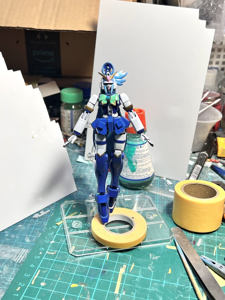 塗装の試作段階です。ガンプラに肌色を塗るのに照れがあり、二の腕と太ももが白いままです(gundam-kao5)