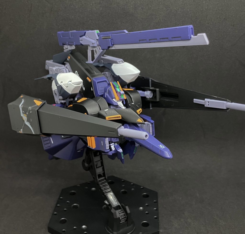 　股関節のスタンド接続部が3mm軸接続に変わっているので、MA形態時にライフルを真下に回せませんでした。