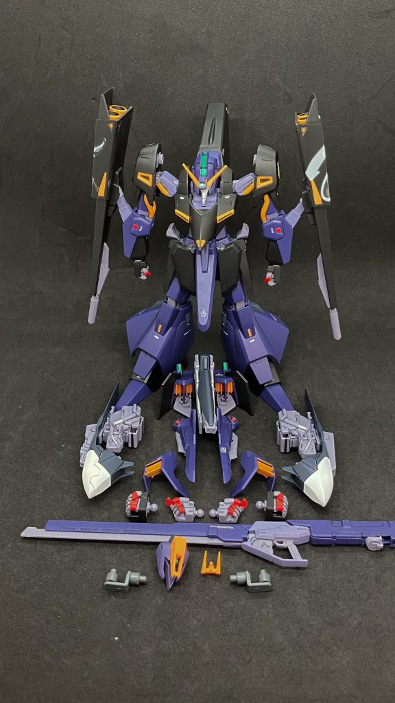 　製作物一覧。新規の握り拳もあるので立ち姿が決まります。塗装は水性ホビーカラー中心です。黒＝Mr.水性サーフェイサー1000(ブラック)黄＝水性ホビーカラー　オレンジイエロー紫＝同パープル＋ブルーFS15044=2：1グレー＝同ミカエリスパープル赤＝ガンダムマーカー　ガンダムレッド銀＝同シャインシルバー緑＝同アイグリーン　本体色の紫は成型色の色合いが普通のティターンズブルーと異なり紫寄りの色でした。キット指定ではパープルを主体にブルーやホワイトなど混色しますが比率が面倒で、一発でいい色出せないか...と思い水性ホビーカラーの300番台(航空機系カラー)を中心に塗料を探しました。　結果、パープルをベースにするのは指定と共通にしつつ、ネイビーに近い色のブルーFS15044を使うことにしました。ただ、2：1という比率もあくまで目安に過ぎず、最終的には目立たない場所で筆塗りして、成型色に近い色になるまで瓶底の塗料をこそいで入れながら調色していました(汗)。　デカールはこのときのために買ったプレバンアイテムのガンダムデカールDX09 AOZ用から一部マークを使用。他はVertexのデカールです。　オレンジイエローの塗り分けは細かいところで付属シールを使い、最後はいつも通り水性ホビーカラーのつや消しクリアとUVカットスムースクリアーを1瓶ずつ混ぜてトップコートしました。　完成は1月下旬でしたが、翌日に日暮里→厚木、次の週は大宮と展示会をハシゴしていたので投稿が遅れました。最近は展示会の前日にトップコート吹いて完成、となることが多くギリギリでできあがるのもあまり良くないなあ...と思っています。でも大体時間かかっちゃうので...仕方ないですかね？