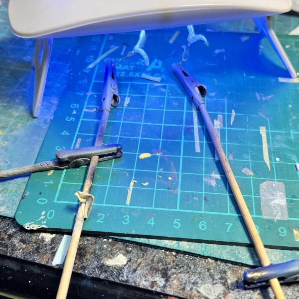 作品「この素晴らしい世界に祝福を」のキャラクター、水の女神アクアをモチーフにしたガンプラの製作進捗状況です！1.本体の塗装を一部変更。二の腕と太ももを肌色に塗りました。2.アクアが使用する宴会芸小道具の扇子を作りました。水柱をセットすれば花鳥風月〜⭐︎が再現出来ます。3.シュワシュワ瓶とビアジョッキを作りました。後はアクアがたまに持ち出す先端に蕾の付いた杖を作れば完成です。ご覧頂きありがとうございました🙇‍♂️&nbsp;（7枚目）