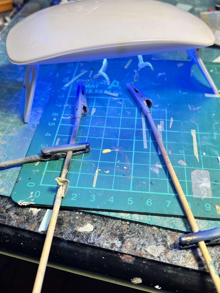 扇子から飛び出す水柱は真鍮線とプラ版にレジンを塗り固め、クリアブルーを塗って仕上げました。