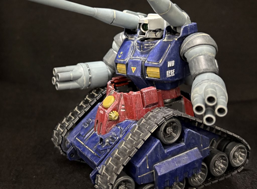 そして戦車なのに背が高すぎるだろ！ということで、上半身が後ろにスライドするようにしてみました。これで少しは背が低くなるし、コクピットも守られてる感じがする^_^