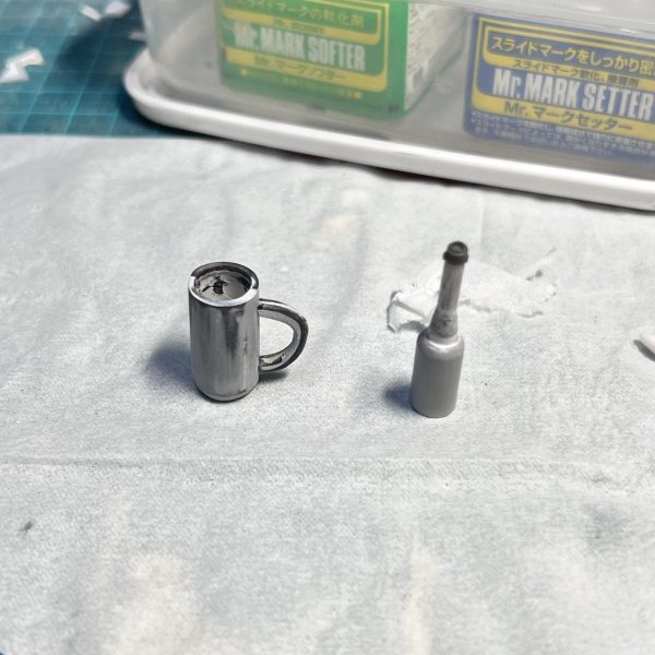 作品「この素晴らしい世界に祝福を」のキャラクター、水の女神アクアをモチーフにしたガンプラの製作進捗状況です！1.本体の塗装を一部変更。二の腕と太ももを肌色に塗りました。2.アクアが使用する宴会芸小道具の扇子を作りました。水柱をセットすれば花鳥風月〜⭐︎が再現出来ます。3.シュワシュワ瓶とビアジョッキを作りました。後はアクアがたまに持ち出す先端に蕾の付いた杖を作れば完成です。ご覧頂きありがとうございました🙇‍♂️&nbsp;（6枚目）