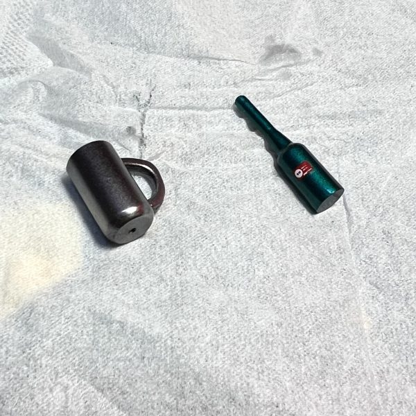 作品「この素晴らしい世界に祝福を」のキャラクター、水の女神アクアをモチーフにしたガンプラの製作進捗状況です！1.本体の塗装を一部変更。二の腕と太ももを肌色に塗りました。2.アクアが使用する宴会芸小道具の扇子を作りました。水柱をセットすれば花鳥風月〜⭐︎が再現出来ます。3.シュワシュワ瓶とビアジョッキを作りました。後はアクアがたまに持ち出す先端に蕾の付いた杖を作れば完成です。ご覧頂きありがとうございました🙇‍♂️&nbsp;（4枚目）