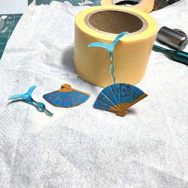 作品「この素晴らしい世界に祝福を」のキャラクター、水の女神アクアをモチーフにしたガンプラの製作進捗状況です！1.本体の塗装を一部変更。二の腕と太ももを肌色に塗りました。2.アクアが使用する宴会芸小道具の扇子を作りました。水柱をセットすれば花鳥風月〜⭐︎が再現出来ます。3.シュワシュワ瓶とビアジョッキを作りました。後はアクアがたまに持ち出す先端に蕾の付いた杖を作れば完成です。ご覧頂きありがとうございました🙇‍♂️&nbsp;（3枚目）