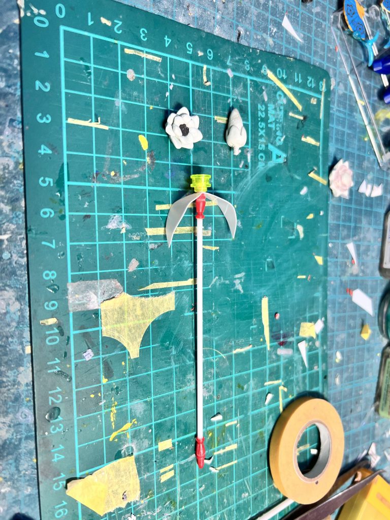 杖この杖は原作でも特に名前はないようです。こちらもジャンク部品とプラ棒から作りました。花弁はパテ造形です。