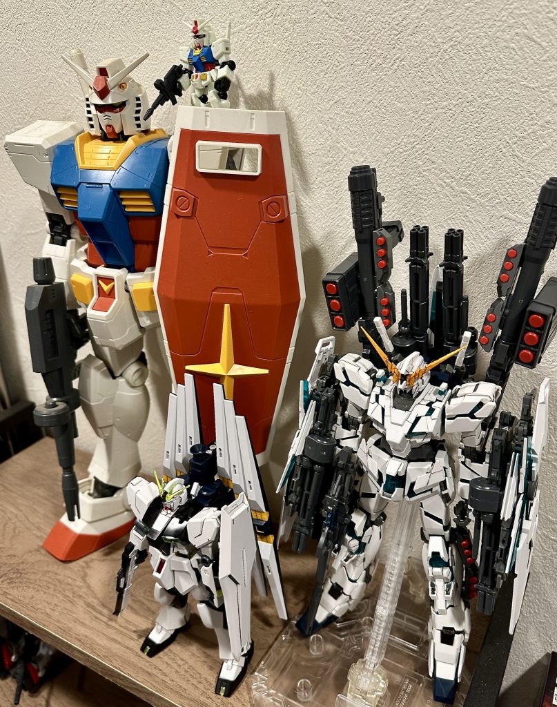1/48 MEGAガンダム、1/144 エントリーグレードνガンダムと並べて。デカい