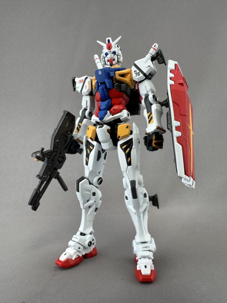 正面白いガンダムの元のカラーリングは正直言ってガンダムとは異質な印象でしたが、デコとアゴを赤く塗るだけで一気にガンダムのイメージに近づいてくる気がします…
