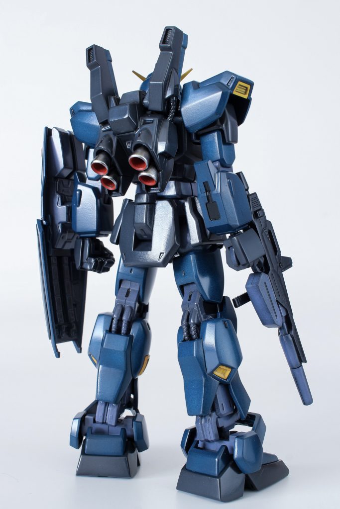 最近合わせ目の処理を瞬間接着剤に変更しつつあり片側はタミヤセメント、もう一方は瞬接のように使い心地を改めて比較しながら製作個人的には瞬接でもう固まりつつあります現に溶着にした頭部はひさし部分が最後の最後に開いてしまったり、アンクルガードも溶着側は一度割れてしまいました接着が割れたりクリアランスの確保が甘かったり古めのキットは色々と理解らせてくれます…