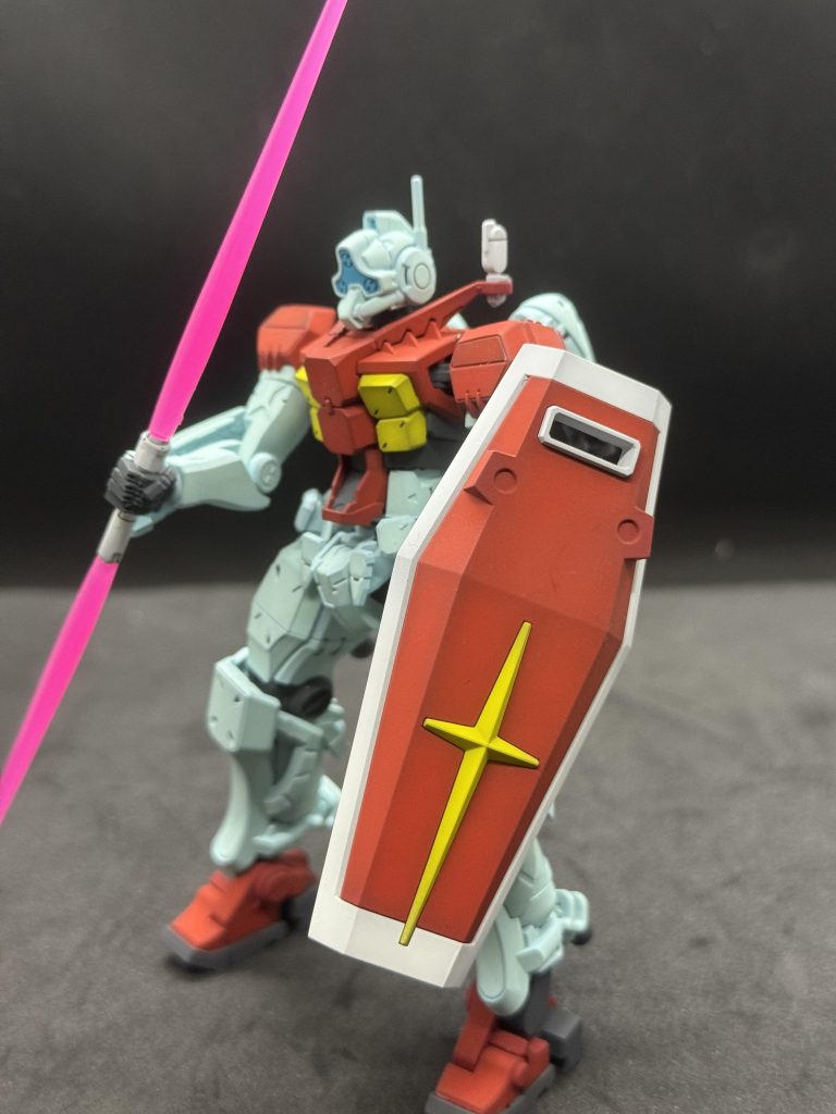 でも、おかんが言うには、エース級のパイロットが乗る機体らしいねん。ほなジムとちがうか。ジムにエース級は絶対乗らんからな。ジムっていうのはな、名も無き一般兵が乗るのが定石やからな。&nbsp;