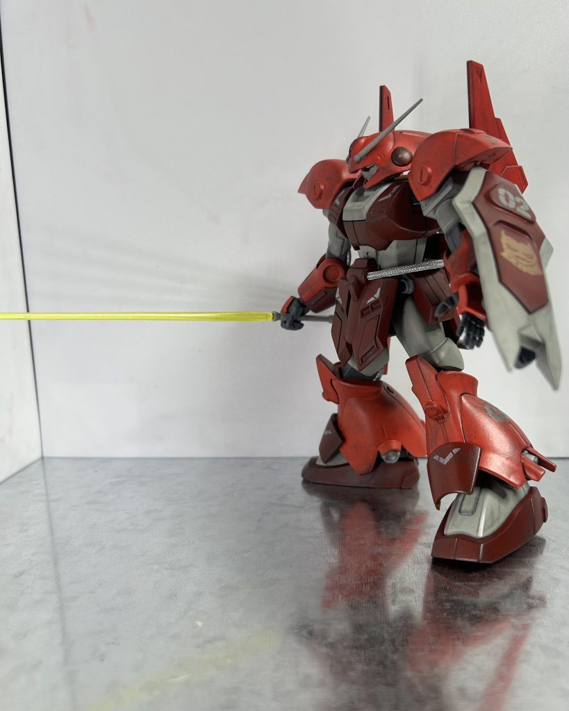 大型ビームサーベル。原型機よりも高出力化しており大型のビーム刃を形成する。これはビームサーベルでやられたのだから、それよりも高出力で長ければ単純に負けにくいという分かりやすい思想から。