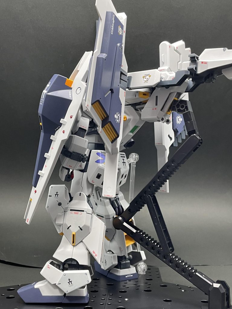 後ろに重心があり、腰パーツが不安でしたので、付属のベースからアクションベース4に変更しました😀機体の青はガイアの風群青をベースに好みの色に調色。調色は一期一会でやってマス😅