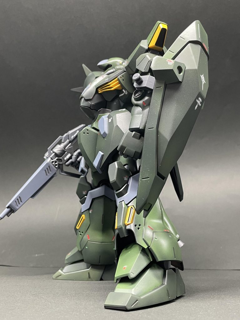 頭のバルカンは半端な感じだったので、パテで埋めてツルツルにしました😆モノアイとスコープにはウェーブの製品を使用しております。