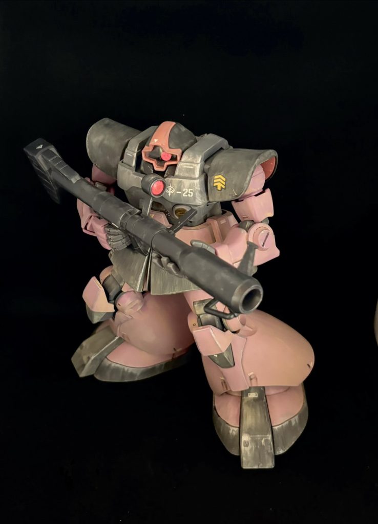 ジャイアントバズはファントムグレーで缶スプレー塗装。照準器はレンズを蛍光ピンクでペン塗りしました。(モノアイも同じです)シルバーのドライブラシと砂埃はウェザリングマスターです。使い捨て武装なので機体に比べて控えめな汚しです。