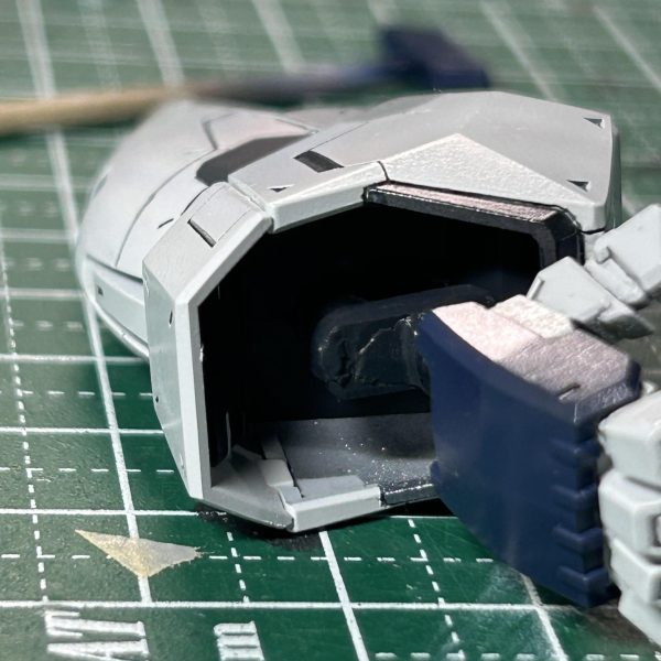 もう直ぐクスィーガンダム完成するんですけど、手首の付け根が余りにもコレは見えちゃったら興醒めだなって感じだったんでプラ板で隠すパーツを作りました！クランク上に付け根を加工したので肘から指先までのラインが真っ直ぐになるようになってます。一年ほど前にも投稿したんですけど、改めて最終的な処理はどうしたかをご紹介してみました😁ちなみにネオジム磁石でこのパーツはくっ付いているので手を交換しても換装可能なってます！簡単なパーツですが、今回1番良い仕事してくれてるパーツかと自画自賛してます😂（2枚目）