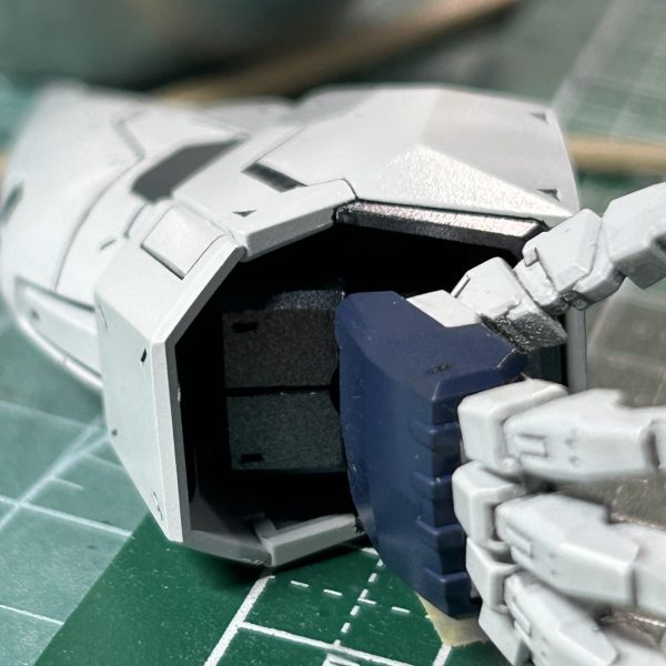 もう直ぐクスィーガンダム完成するんですけど、手首の付け根が余りにもコレは見えちゃったら興醒めだなって感じだったんでプラ板で隠すパーツを作りました！クランク上に付け根を加工したので肘から指先までのラインが真っ直ぐになるようになってます。一年ほど前にも投稿したんですけど、改めて最終的な処理はどうしたかをご紹介してみました😁ちなみにネオジム磁石でこのパーツはくっ付いているので手を交換しても換装可能なってます！簡単なパーツですが、今回1番良い仕事してくれてるパーツかと自画自賛してます😂（3枚目）
