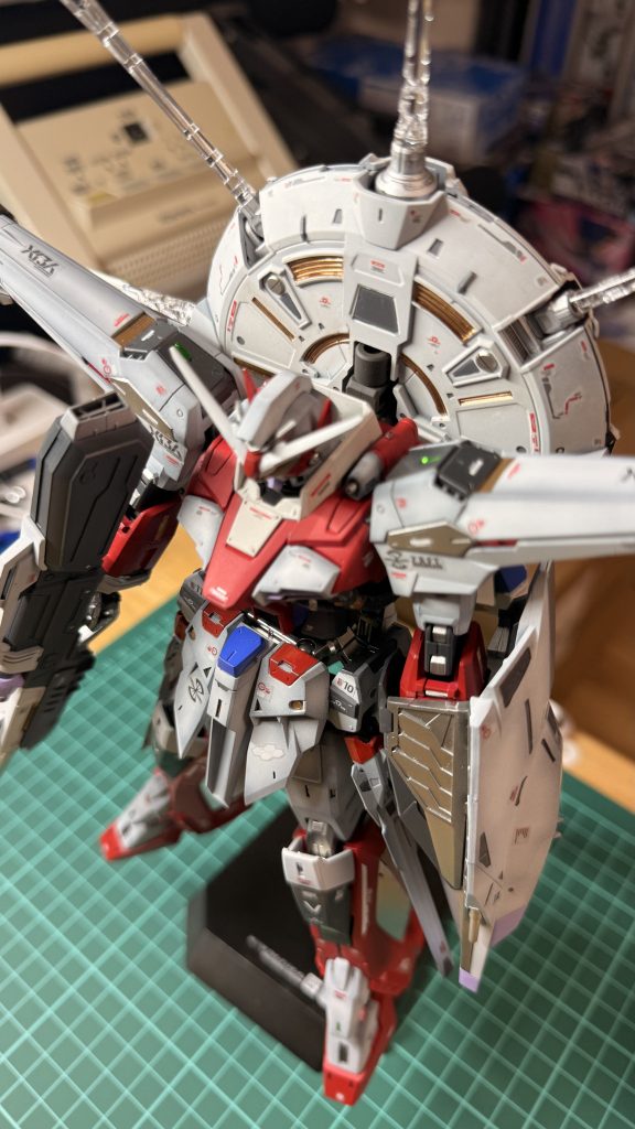 戦争終結後、ザフト軍の深層区画は封鎖され、《Providence TYPE2》の存在は記録から消される。ハルシオン暴走を止めるために犠牲となった青年。彼を創り出したYOIKO Valentineは、自らの判断の正しさと喪失の痛みの間で揺れていた。合理的には成功。だが感情は追いつかない。数ヶ月後、TYPE2の最終戦闘ログに微弱な異常波形を発見する。兵器制御信号ではなく、彼の神経接続パターンの痕跡だった。肉体は失われた。しかし“未来を閉じさせない”という精神構造が、量子的な残響として残っている可能性が示唆される。YOIKOは同一個体の再生を否定する。代わりに、その精神パターンを解析し、新世代パイロット教育プログラムへ応用する。撃つ前に未来を計算する思想。破壊よりも均衡を選ぶ判断。彼の存在は個人としてではなく、理念として継承される。数年後、救難・制御支援型の新型機が開発される。そこにはTYPE2の思想が静かに息づいている。そしてある日、ハルシオン停止宙域で微弱な光粒子の揺らぎが観測される。科学的証明はない。だがYOIKOは理解する。喪失は終わりではない。選択は続いている。彼は戻らない。それでも未来は、確かに開かれた。