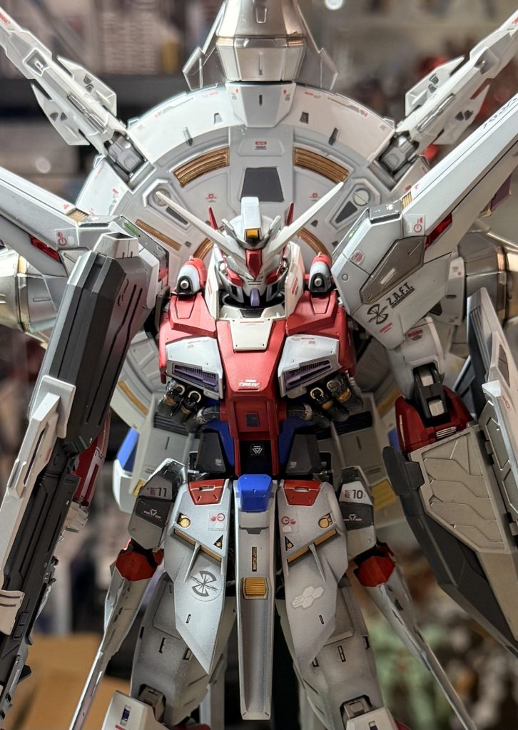 ハルシオンの光が収束する。暴走曲線が、水平へ。爆縮は起こらない。静かにProvidence TYPE2の出力が低下していく。外部ドラグーンが一基、また一基と沈黙。YOIKOの視界に、生命反応が揺れる。「応答して……!」ノイズの向こうで、かすかな声。「未来は……閉じていないか。」「閉じてない。あなたが開いた。」短い沈黙。「なら……充分だ。」ハルシオンは完全停止。同時に、Providence TYPE2のコアが崩壊。機体は光となって拡散する。爆発ではない。静かな分解。宙域に残るのは、微かな粒子光。