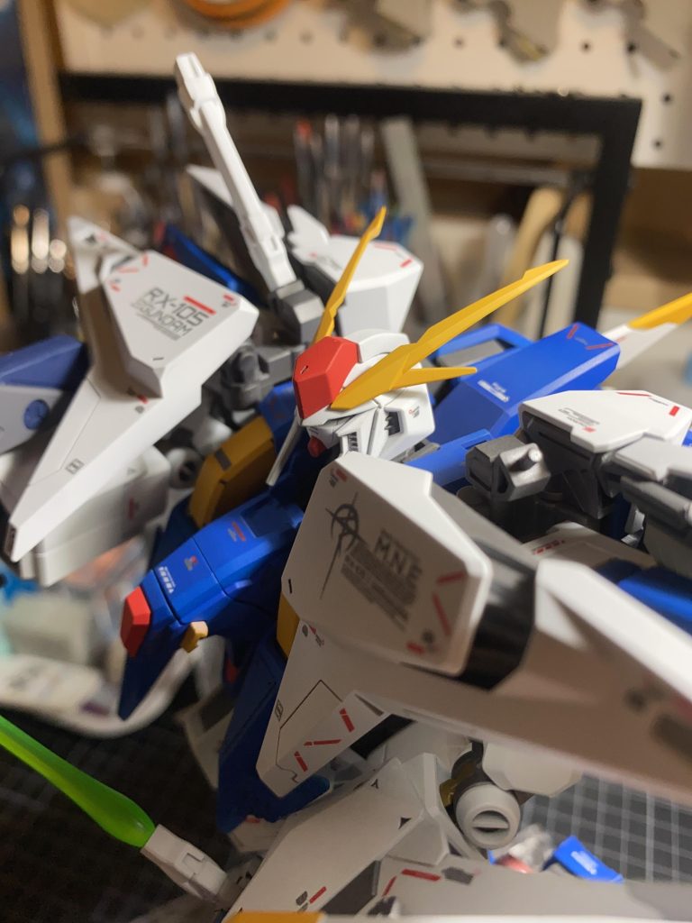 やっぱり顔とカラーリングは森木さんのGジェネＦ版デザインが1番好きなので少しですが改修🐣・カラーリング変更・マスクをMGシェンロン、トサカをMG F91から拝借・胴体5mm、大腿部5mm延長・肩の三角ユニットを少し上部にオフセット・つま先部分も前方に少し延長