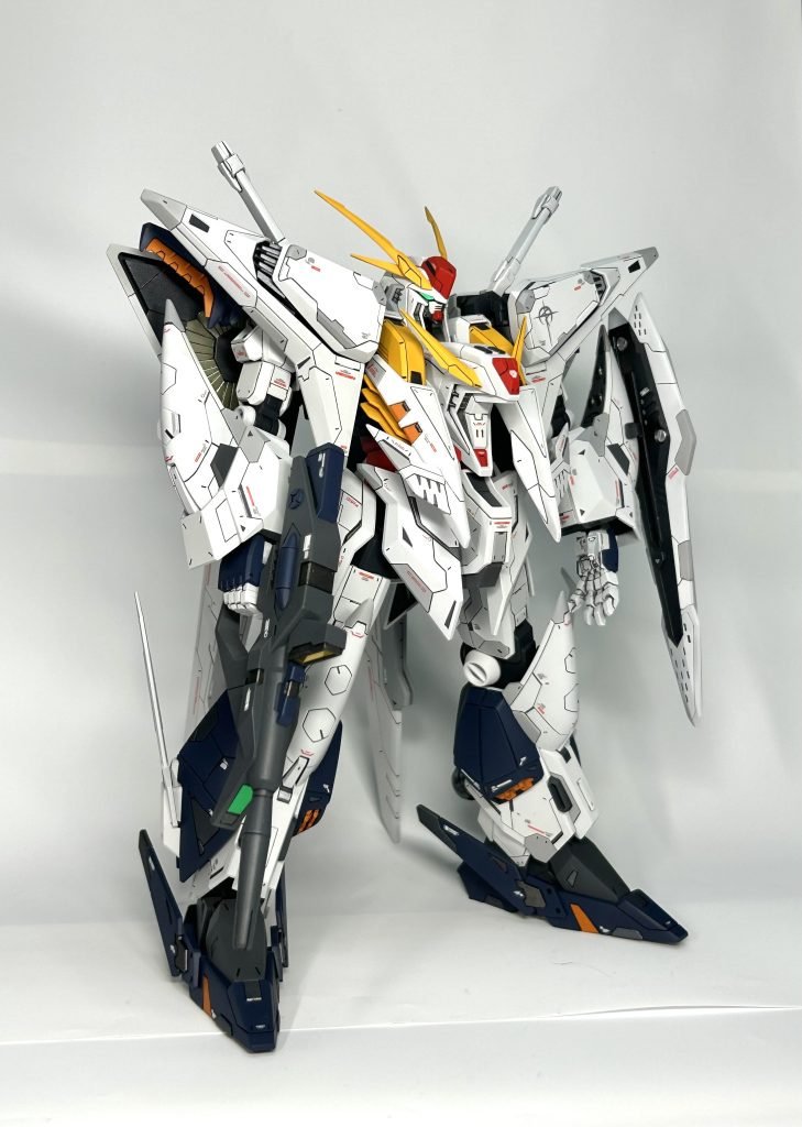 劇中のイメージを崩さないように大幅な形状変更はしていませんが、頭部のみトサカを付けたりガンダムフェイスにしています(まさか劇中最後に…)😂
