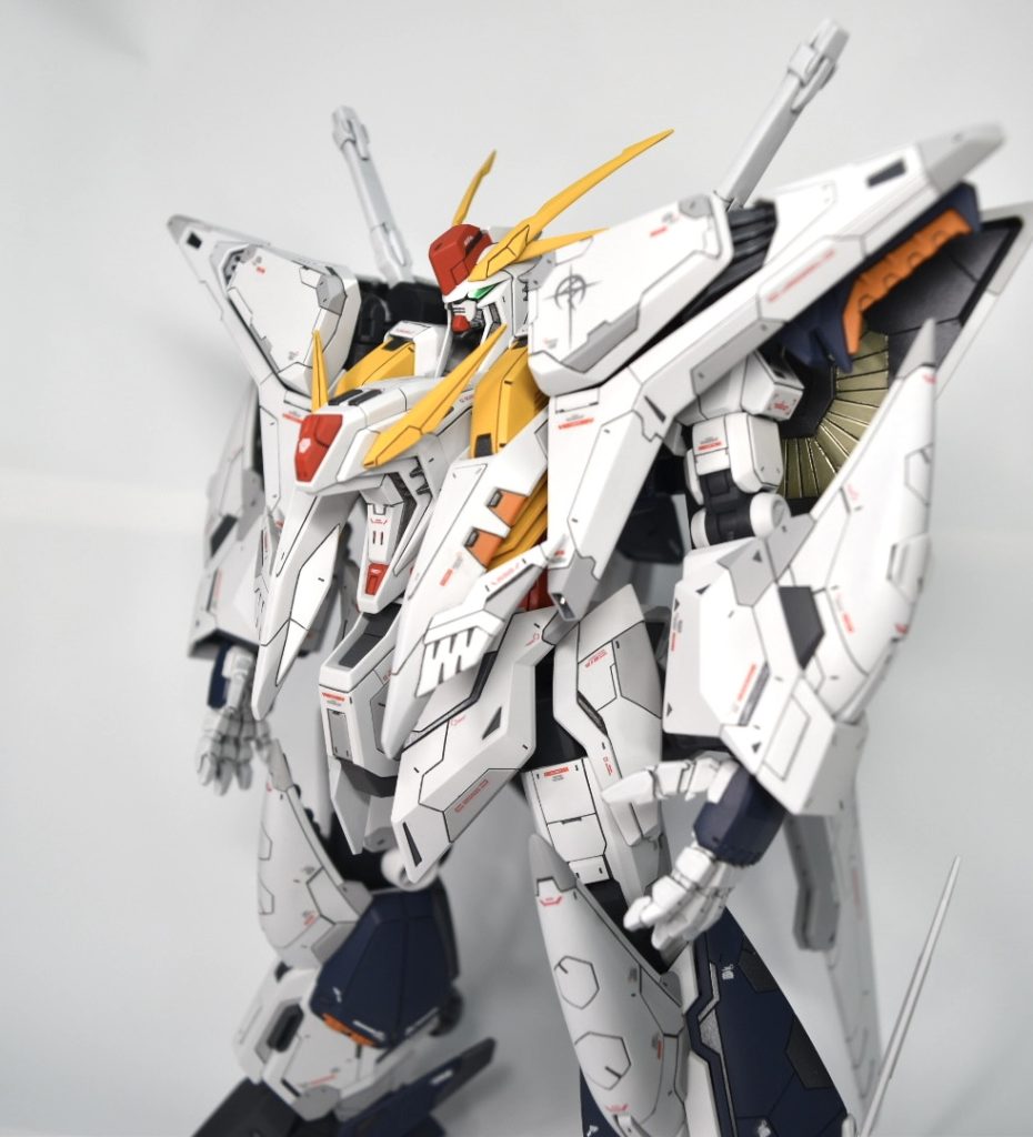 ビームバリア発生器なのか、メガ粒子砲なのか分かりませんが、肩の前側の先端部分は金属パーツに変えました、他にも一部ですが金属パーツを部分的に使用してます。今回1番の鬼門だった胸部コックピットハッチ部分の塗り分けですが、筆塗りで頑張りました。マスキングでもおそらくリタッチ必須だと思い、だったら最初から筆塗りでいったれと頑張って塗り分けてみました、まぁ及第点といったところでしょう✋😆