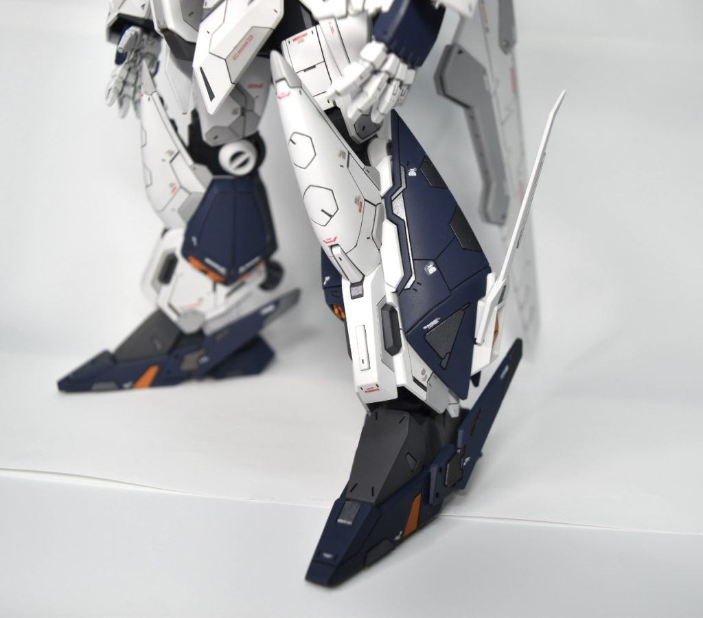 足先やスネのパーツはプラ板で大きくしたんですけど、言われても違いが分からないレベルですね。しかしメタル色が良い仕事してます😙