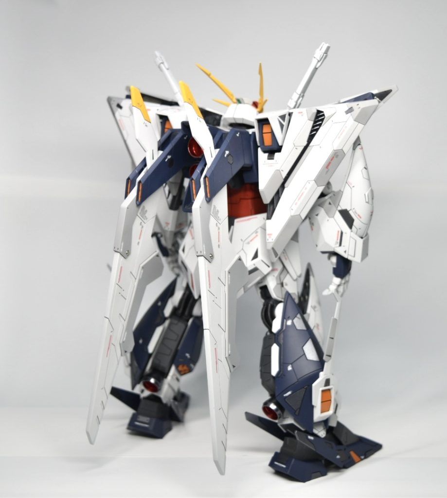 カラーリングもなるべく劇中のイメージを崩さないように塗装したのですが、一部白色にはグレイ、青色にはメタル色などで部分的に塗り分けてメリハリを出してみました。なんちゃってメタルビルド風です😆👍分かりにくいですが膝裏のパイプはスプリングに変更、全体通して目立つ肉抜き穴は全部埋めました。