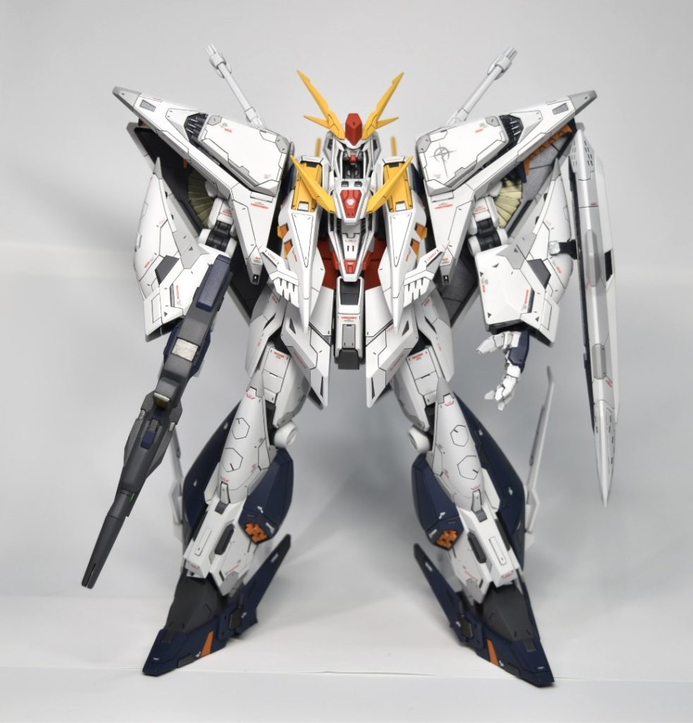 スジ彫りのデザインは今回メチャクチャ悩みました、元々のパネルラインと違和感無いようなデザインを自分なりに考え、あーでもないこーでもないと完成するまで凄い時間がかかってしまいました😭広い面は結構残したつもりでしたが、完成品を見直すとそんな事はなくガッツリ線いっぱいだなぁとちょっと反省、少しやり過ぎてしまったかもしれません😅