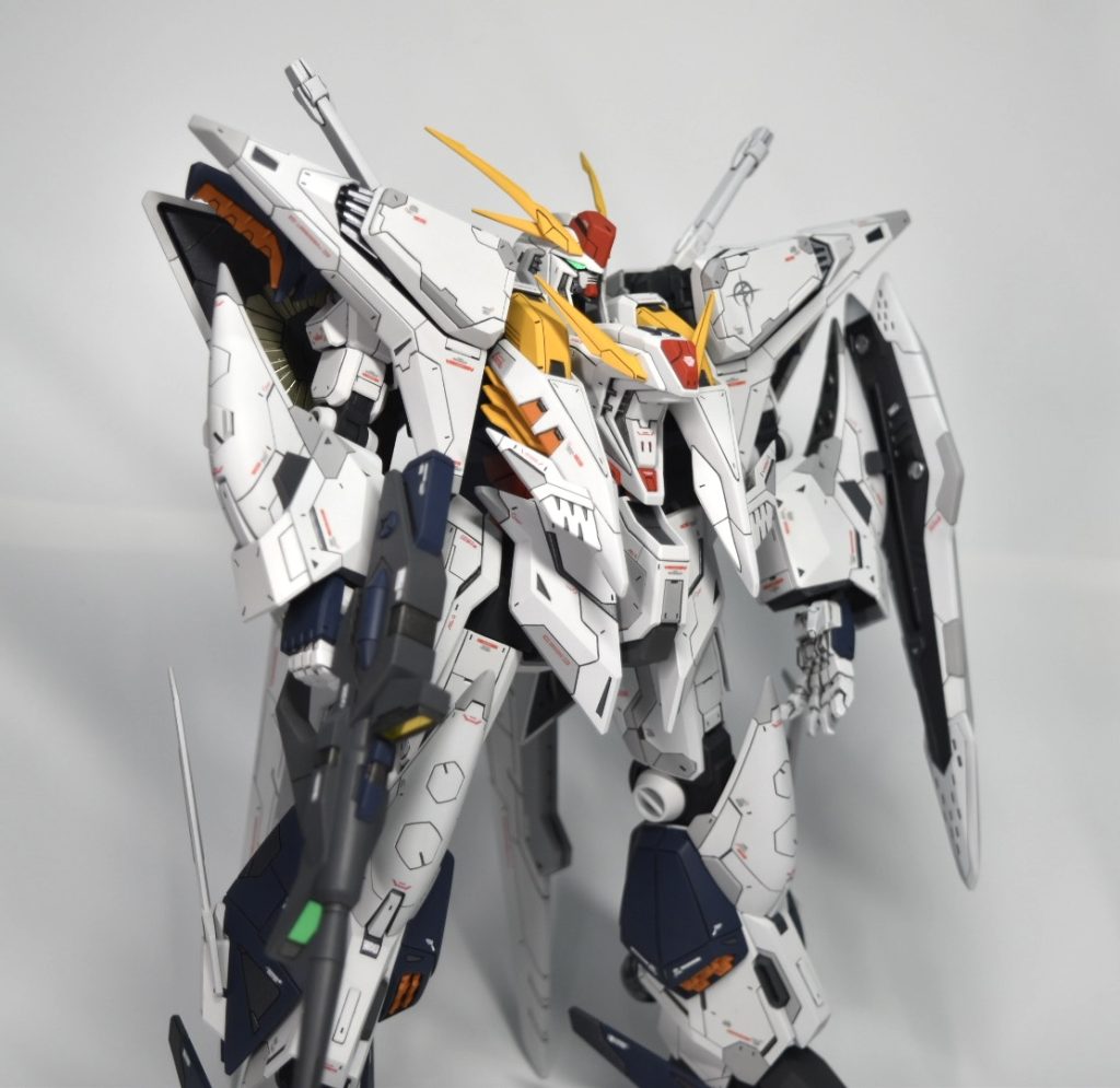 センサー類は全て3Dメタリックシールをカットして付けてます。ツインアイも元々のツインアイのモールドを削り落としてカットした3Dメタリックシールを貼りました。ブラックライトで光りませんが、常にキラキラしてるので個人的にはこっちの方が好きです。あと蛍光塗料が関係ない場所に付着する事故もないです。(やらかすのは私だけかもしれませんが😅)細かい点ですがシールドや腕の合わせ目は消してます。