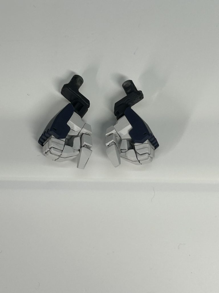 今回撮影には使わなかった握り手パーツ、自然な握り手になるように改造してます。