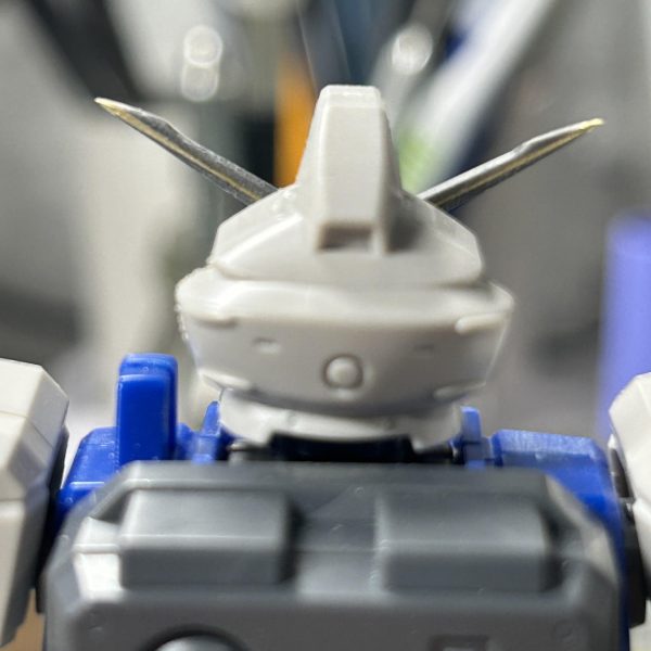 ずっと作りたかったHGのGP-02 サイサリスをようやっとパチ組して制作開始しました。比較的古いキットなので合わせ目が目立ち、ABS使用、プロポーションも悪くはないがどこかバランスがイマイチ。顔がデカすぎに感じたけど顔の小顔化は難しそうなので身体を伸ばす方針でいこうかと思います。一旦詰まった胴体を伸ばして様子見。角を真鍮線でピンピンにしました。しかし経年劣化で関節のABSがギチギチで膝曲げるだけでネジ切れそうになりました😂今回は面とかエッジをしっかり意識して処理していこうかと思います! (3枚目)