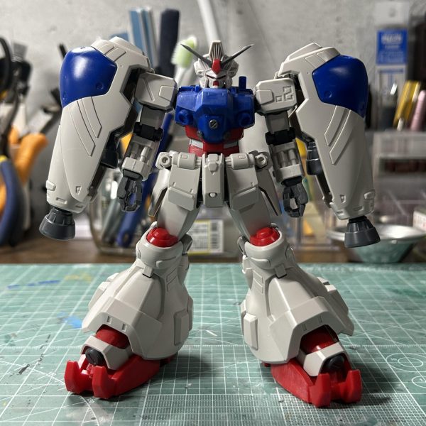ずっと作りたかったHGのGP-02 サイサリスをようやっとパチ組して制作開始しました。比較的古いキットなので合わせ目が目立ち、ABS使用、プロポーションも悪くはないがどこかバランスがイマイチ。顔がデカすぎに感じたけど顔の小顔化は難しそうなので身体を伸ばす方針でいこうかと思います。一旦詰まった胴体を伸ばして様子見。角を真鍮線でピンピンにしました。しかし経年劣化で関節のABSがギチギチで膝曲げるだけでネジ切れそうになりました😂今回は面とかエッジをしっかり意識して処理していこうかと思います! (4枚目)