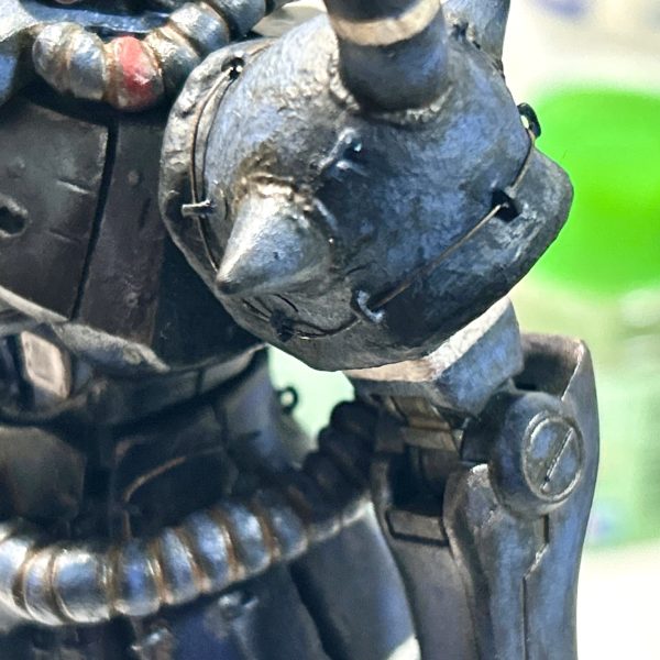 皆様日々の模活お疲れ様です😌　毎日ガンスタさんで力作を見ながらモチベーションを維持しています笑　相変わらず一年の半分は出張不在のため、一から作るのは中々難しい（どこまでやったか忘れる汗）状況ですが、今回は以前作ったグフにワイヤー張ったり、タンク増設したりと、少しテコ入れして楽しんでいます。これからも皆様の作品に力をもらいながら、自分のペースでガンプラを楽しんでいけたなら〜と思っています😌（2枚目）