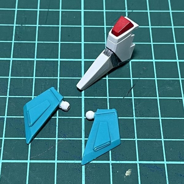 腰部もマイフリ×カラミティをベースにミキシング・股間部はマイフリにカラミティ特有のトンガリをパテで追加・前垂れはカラミティを使用、裏はプラ板で埋めました・腰両サイドはライフリのパーツにカラミティのパーツをミキシング、良い感じにライフリのパーツをカラミティパーツに埋め込みハメ合わせられるようにしました（1枚目）