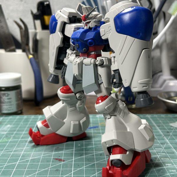 フロントアーマーを巨大化！プラ板でザックリ作ってみました、元のアーマー部分は切り飛ばしてしまったのでもう後戻り出来ません。バランス調整のため太ももを3mm延長しました。アーマー、デカすぎたか！？まぁあとで調整しよう。笑（2枚目）