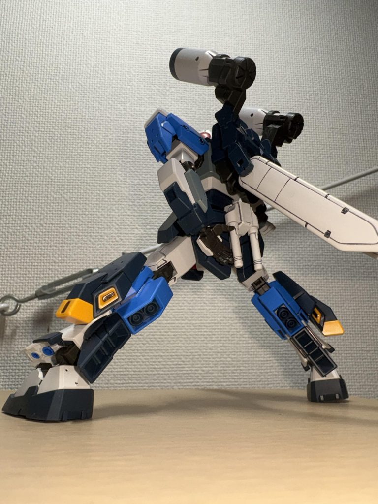 ミサイル装備の時はサーベルは腰です。平手が抜刀ポーズイメージになります。