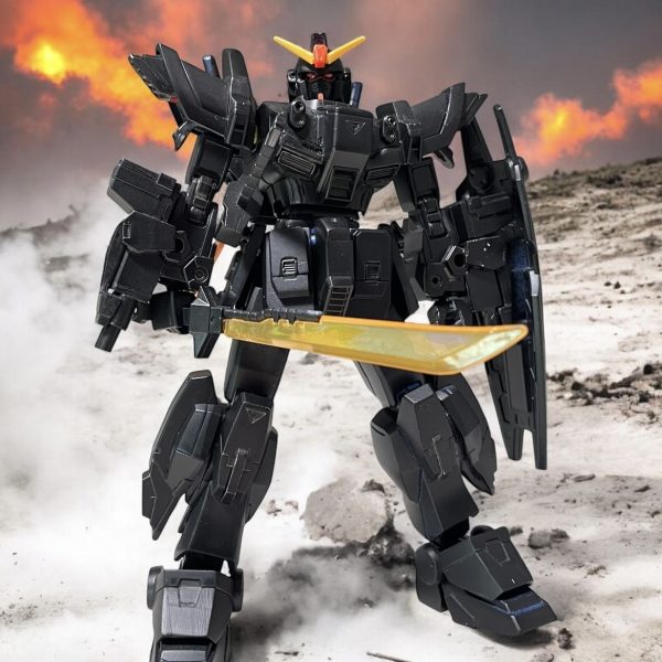 細かいところを修正して黒サフを行いました。修正点3連装ミサイルランチャーが腕に対し大きすぎた為、幅を腕と同程度にし、砲身をスライド式にしてサイズダウンバックパックも上部を変更し尖った感じにリアスカートをパワードジムのものに変更ショルダーアーマーに飛び出し箇所を作りEXAMっぽい感じに太ももと足首で足を2mm延長を行いました。カラーリングは基本ブルーディスティニー2号で作成しますがコミック版の設定画を参考にして行きます。&nbsp;（2枚目）