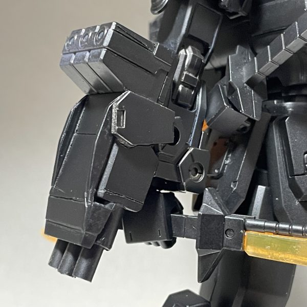 細かいところを修正して黒サフを行いました。修正点3連装ミサイルランチャーが腕に対し大きすぎた為、幅を腕と同程度にし、砲身をスライド式にしてサイズダウンバックパックも上部を変更し尖った感じにリアスカートをパワードジムのものに変更ショルダーアーマーに飛び出し箇所を作りEXAMっぽい感じに太ももと足首で足を2mm延長を行いました。カラーリングは基本ブルーディスティニー2号で作成しますがコミック版の設定画を参考にして行きます。&nbsp;（3枚目）