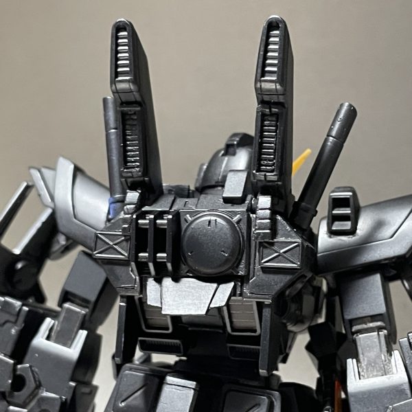 細かいところを修正して黒サフを行いました。修正点3連装ミサイルランチャーが腕に対し大きすぎた為、幅を腕と同程度にし、砲身をスライド式にしてサイズダウンバックパックも上部を変更し尖った感じにリアスカートをパワードジムのものに変更ショルダーアーマーに飛び出し箇所を作りEXAMっぽい感じに太ももと足首で足を2mm延長を行いました。カラーリングは基本ブルーディスティニー2号で作成しますがコミック版の設定画を参考にして行きます。&nbsp;（4枚目）