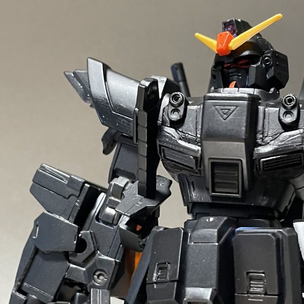 細かいところを修正して黒サフを行いました。修正点3連装ミサイルランチャーが腕に対し大きすぎた為、幅を腕と同程度にし、砲身をスライド式にしてサイズダウンバックパックも上部を変更し尖った感じにリアスカートをパワードジムのものに変更ショルダーアーマーに飛び出し箇所を作りEXAMっぽい感じに太ももと足首で足を2mm延長を行いました。カラーリングは基本ブルーディスティニー2号で作成しますがコミック版の設定画を参考にして行きます。&nbsp;（6枚目）