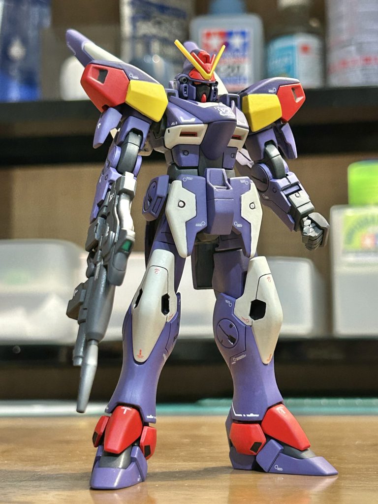 ビルドファイターズにこちらのカラーが登場しますが、ボディカラーが好みではなくザンネックなどのパープルをイメージして塗装。顔もザンスパインを参考にファントムグレーで塗装しました。