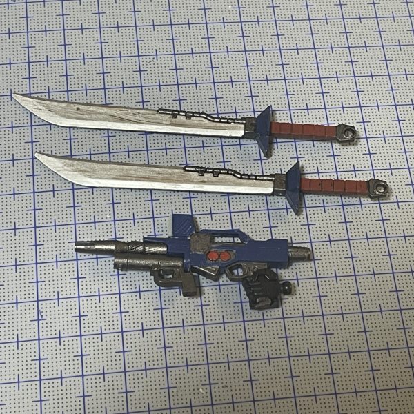 ベースの塗装を行いました。顔を白にしてみましたが、違和感があるので設定通りの青の方が良いと思うので直しですね。また、赤と白の差し色がうるさい感じもあり関節は焼鉄色とゴールドにしましたがまだうるさいですね。デカールはって落ち着けばいいのですが🤔ビームライフルをオミットしようと思いましたが、ez-SRのショートバレルのビームライフルを参考に砲身を短くし、両手持ちしないという設定でグリップを無くしてグレネードっぽいものを下部に付けました。ビームライフルをリアスカートにマウントしたかったのですがヒートサーベルが邪魔でつけられませんでした。シールド裏につけられるか要検討🤔(7枚目)